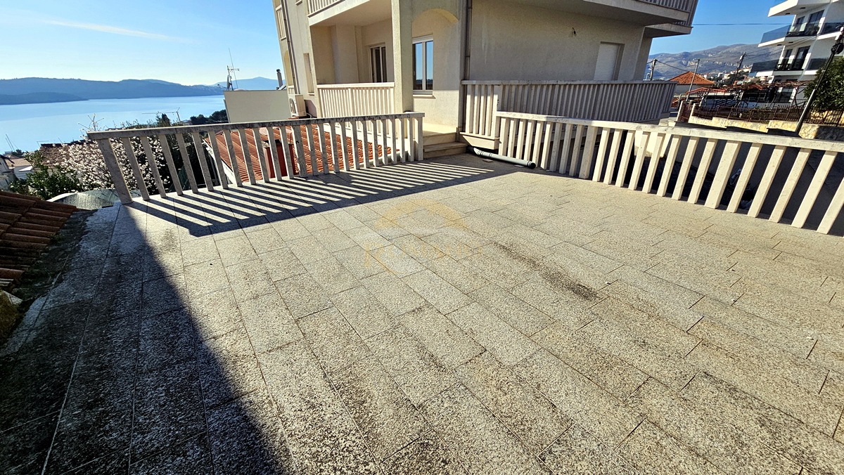 Appartamento trilocale a Okrug Gornji/Čiovo con ampia terrazza, garage e vista mare